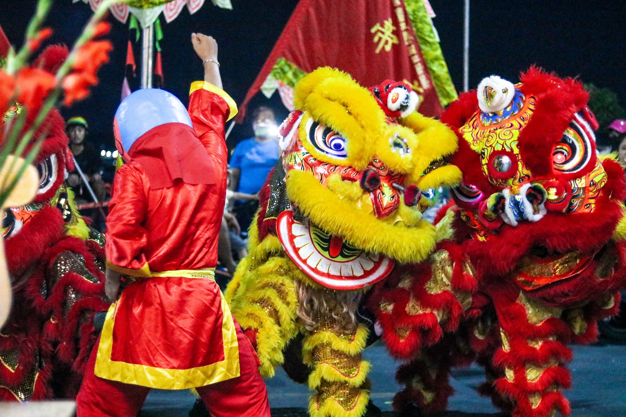 Nghi lễ giúp lân, rồng sống dậy bắt đầu cuộc sống mới cùng đoàn lân, đem những điệu múa, những màn biểu diễn đẹp mắt mang niềm vui, may mắn và cầu chúc cho mọi người một năm mới ăn nên làm ra.