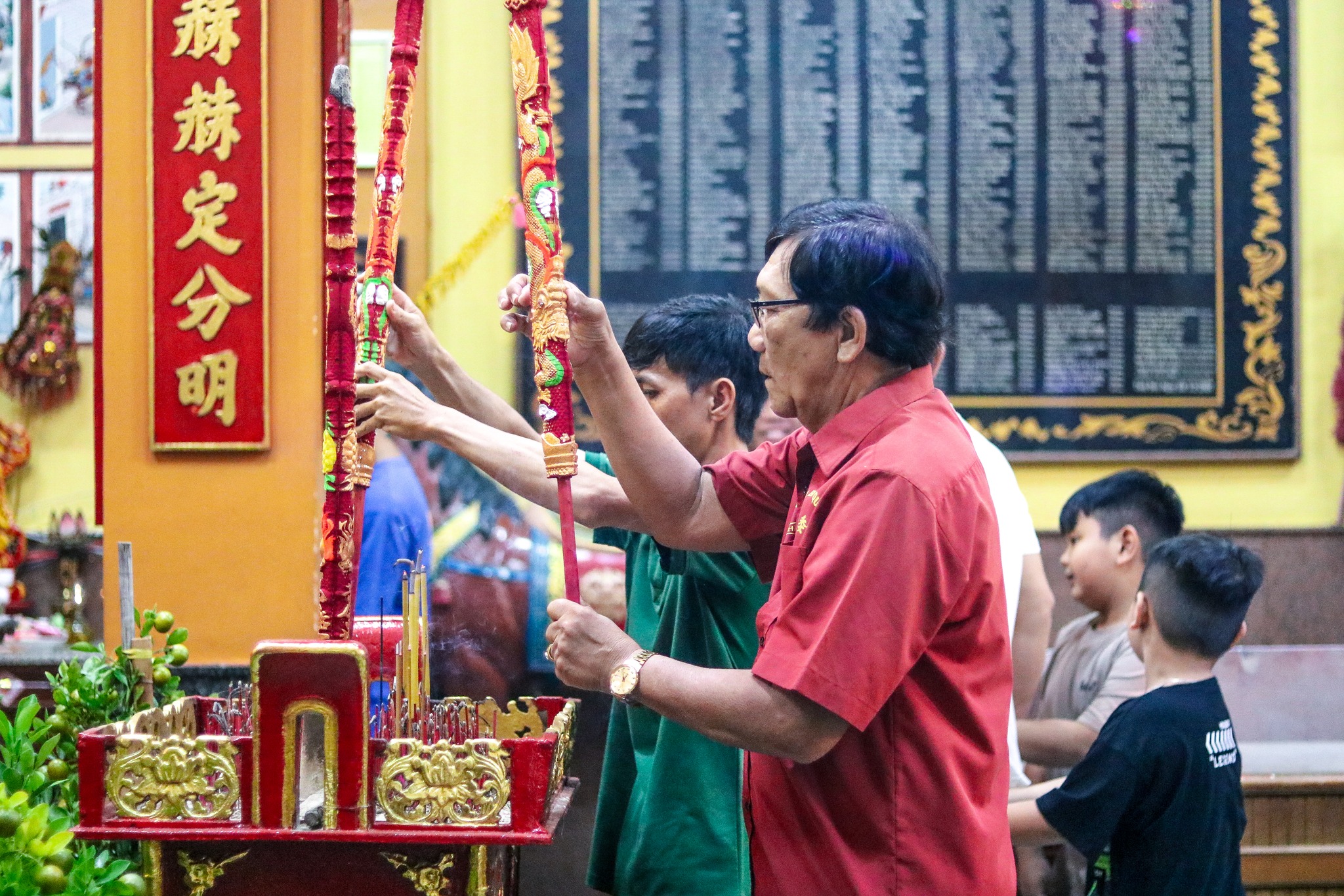 Nghi thức “khai quang điểm nhãn” là dựa trên một tích cổ của người Hoa xưa. Trong đó những chú lân khi mới được các nghệ nhân chế tạo bao giờ cũng được chừa lại hai con mắt để sau khi tới chùa hoặc thắp hương cúng trước bàn thờ sư tổ mới được dùng rượu Châu Sa vẽ mắt “điểm nhãn” và “khai quang“.