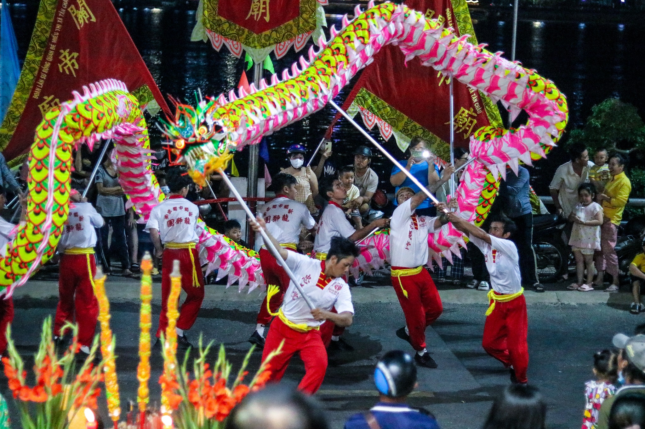 Sau nghi thức này đoàn lân sẽ chính thức lên đường lưu diễn khắp các nẻo đường ở Tân Châu và các tỉnh lân cận nhằm đem lại may mắn bình an và một năm mới ăn nên làm ra cho các gia chủ.