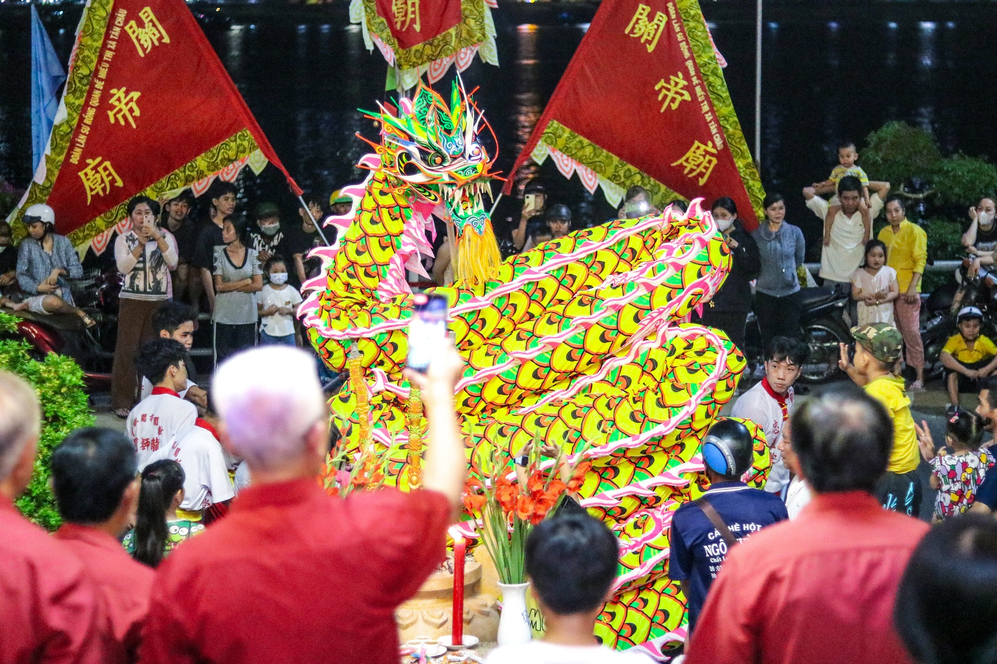 “Đằng sau những pha biểu diễn đẹp mắt, điệu múa điêu luyện là một nghi thức quan trọng của tất cả đoàn lân lớn nhỏ mà ít người chú ý. Nghi thức đó chính là lễ “Khai quang điểm nhãn” lân sư rồng của đoàn nghệ thuật Lân sư rồng Quan Đế Miếu. Đây là một nghi lễ đẹp vẫn được giữ gìn và thực hiện mỗi đợt xuân về“, Bùi Nhựt Thanh chia sẻ.