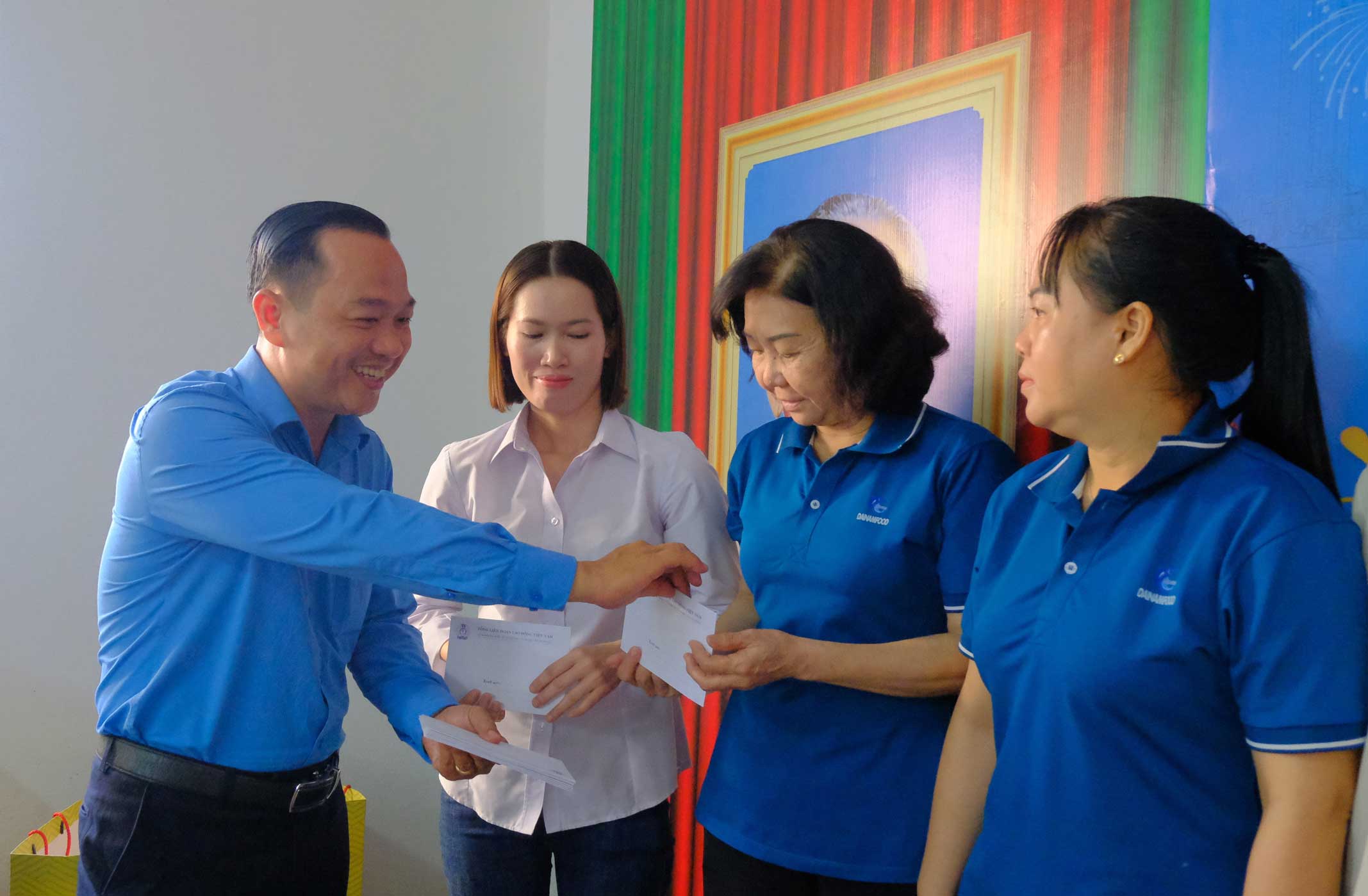 Phó Chủ tịch Liên đoàn Lao động TP Cần Thơ Nguyễn Ngọc Tấn trao quà cho công nhân. Ảnh: Mỹ Ly