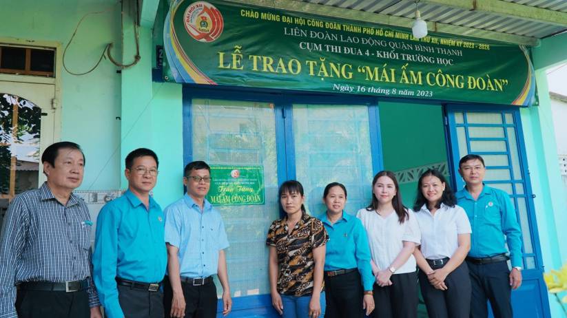 Đại diện LĐLĐ quận Bình Thạnh trao tặng Mái ấm Công đoàn cho gia đình chị Tô Thị Phương.  Ảnh: ĐỨC LONG