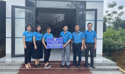  Lãnh đạo Liên đoàn Lao động tỉnh Lào Cai trao hỗ trợ xây dựng nhà Mái ấm Công đoàn cho đoàn viên có hoàn cảnh khó khăn. Ảnh: BẢO  NGUYÊN