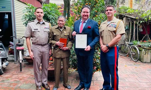 Đại sứ Mỹ Marc Knapper (thứ hai từ phải) trao cuốn nhật ký cho cựu chiến binh Việt Nam, ông Vũ Đắc Tức. Ảnh: ĐSQ Mỹ