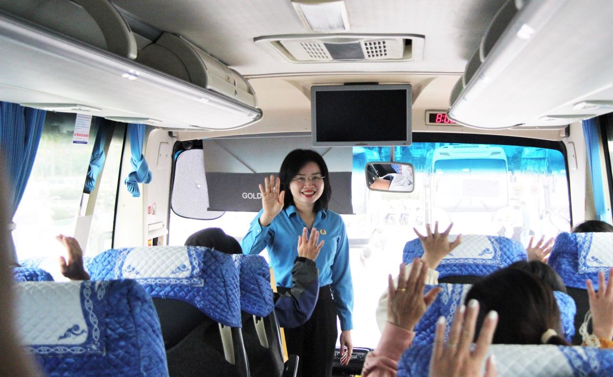 Bà Phan Thị Thúy Linh - Chủ tịch Liên đoàn Lao động thành phố Đà Nẵng chào tạm biệt đoàn viên, người lao động về quê đón Tết. Ảnh: Văn Trực