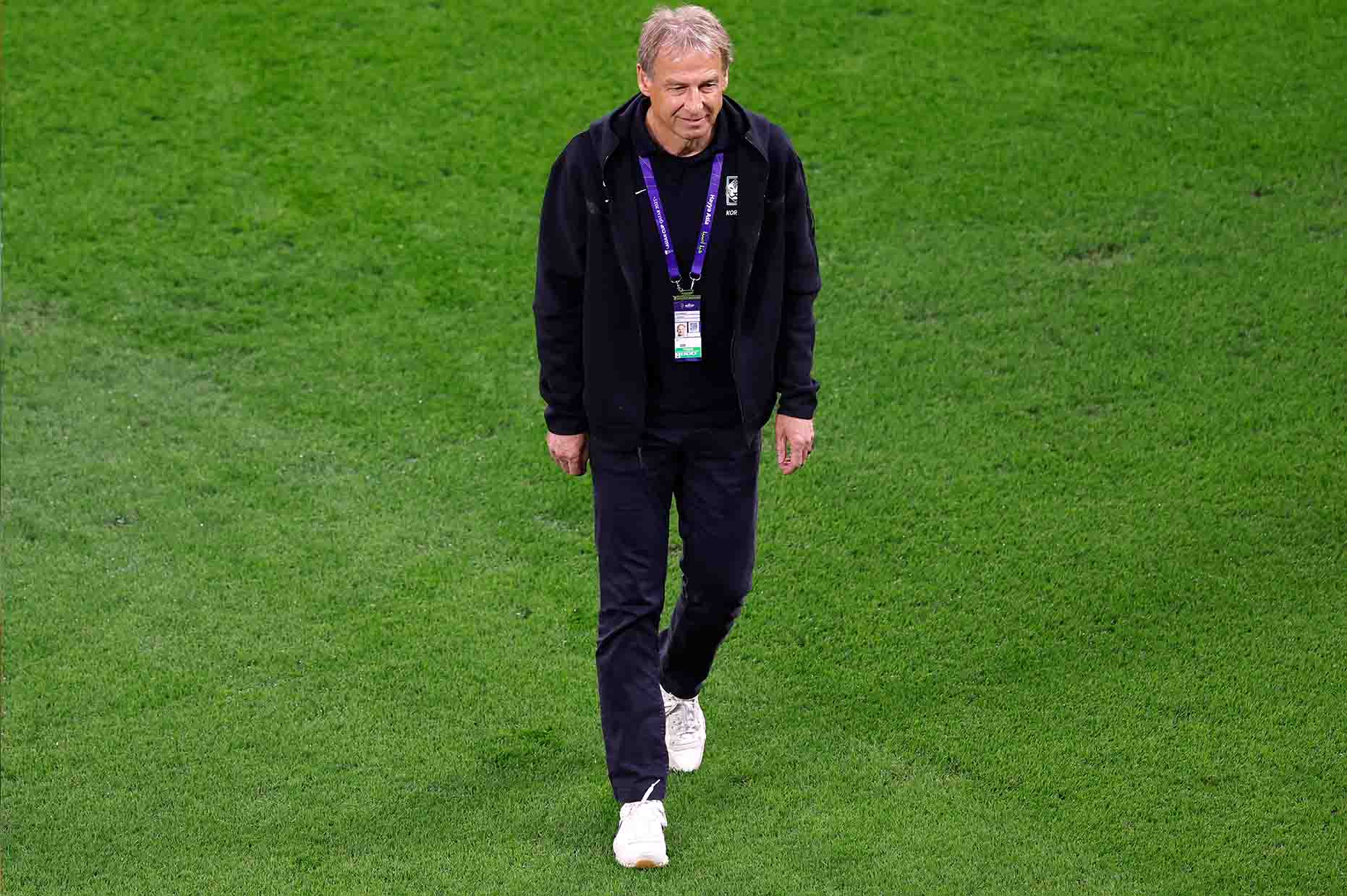 Nụ cười khó hiểu của Jurgen Klinsmann sau thất bại. Ảnh: AFP