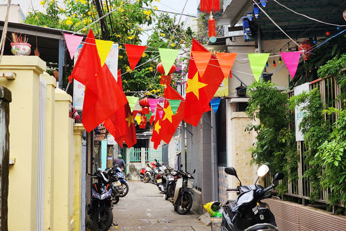 Bên cạnh cờ đỏ sao vàng, những kiệt, hẻm Đà Nẵng được trang trí thêm đèn điện, lồng đèn nhiều màu sắc.