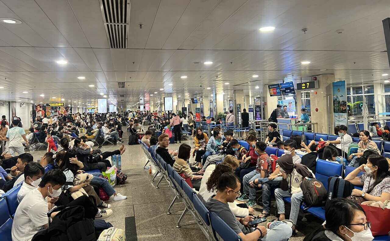 Sáng nay (7/2, tức 28 tháng Chạp), Cảng hàng không quốc tế Tân Sơn Nhất (TP.HCM) khai thác khoảng 900 chuyến bay với gần 134.000 khách, trong đó chiều đi từ ga trong nước hơn 62.000 người -tương đương vài ngày gần đây.