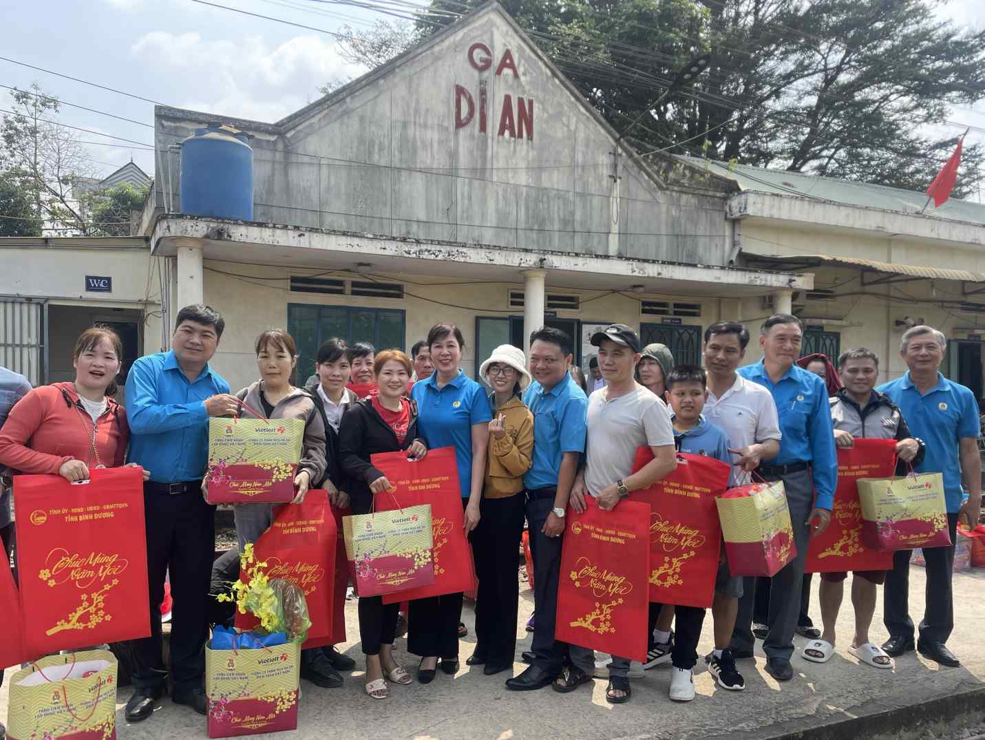 Lãnh đạo LĐLĐ tỉnh Bình Dương trao quà tiễn công nhân về quê. Ảnh: Đình Trọng