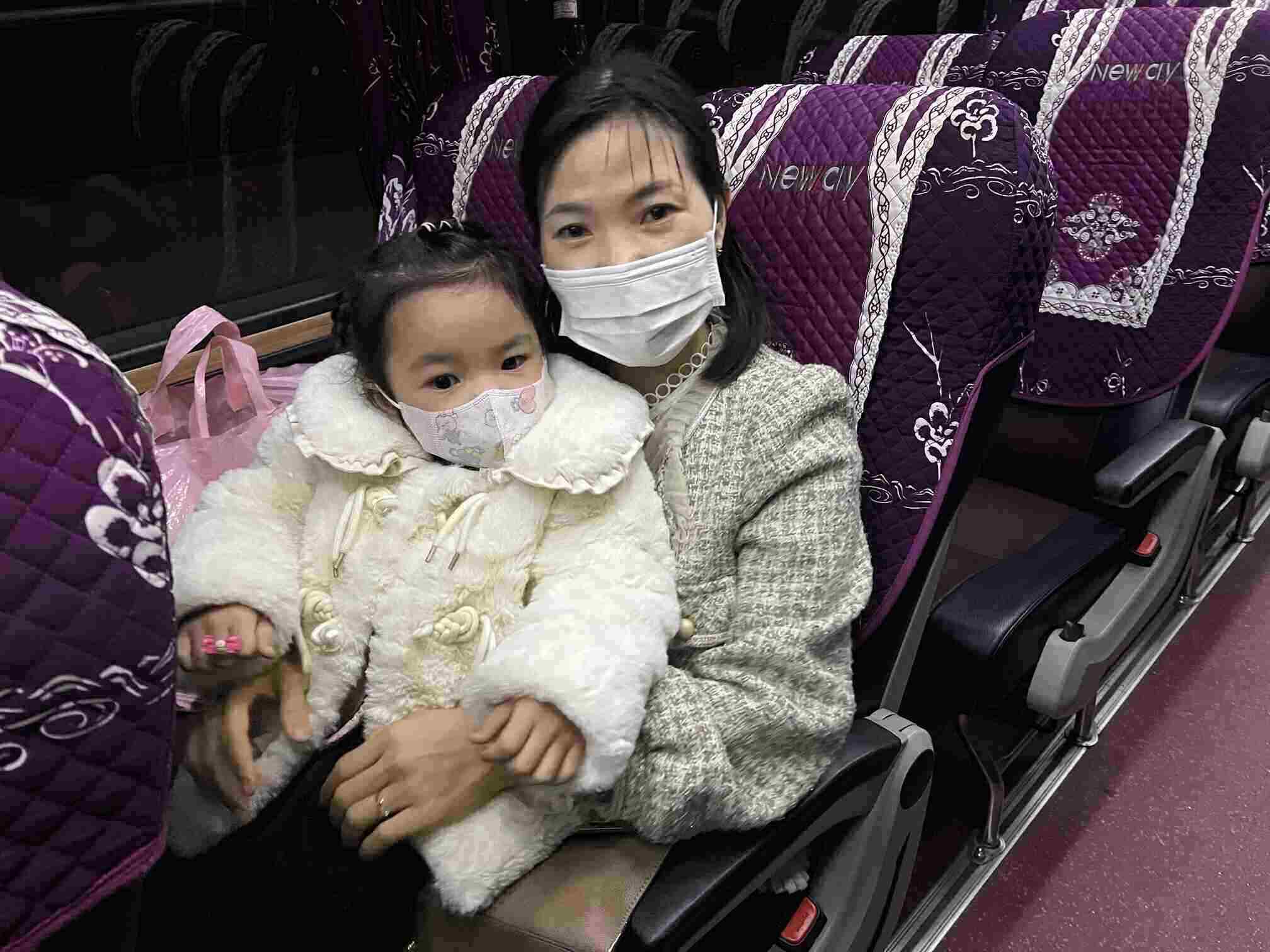 Chị Nhung và con gái trên xe về quê do Công đoàn tổ chức miễn phí cho công nhân. Ảnh: Kiều Vũ