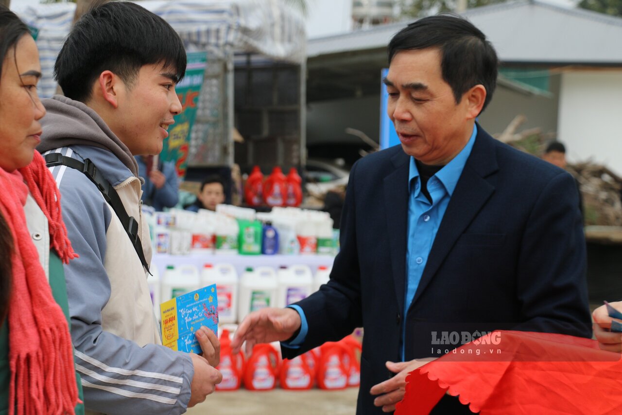 LĐLĐ tỉnh Sơn La tặng phiếu mua hàng giảm giá cho người lao động. Ảnh: Khánh Linh