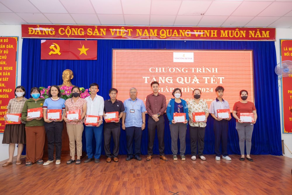 Đại diện BQL TTTM Vincom trao tặng quà Tết cho người dân có hoàn cảnh khó khăn tại TP. Hồ Chí Minh. Ảnh: Ngọc Linh