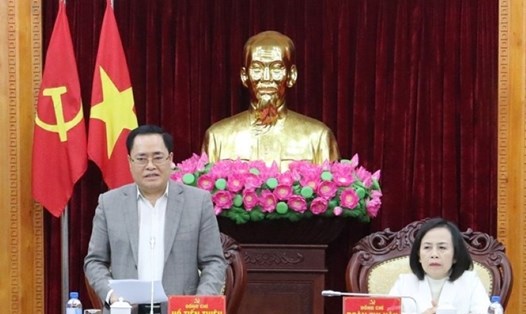 Chủ tịch UBND tỉnh Lạng Sơn (bên trái) yêu cầu địa phương chưa thực hiện tốt giải phóng mặt bằng rút kinh nghiệm. Ảnh: Langson.gov.vn