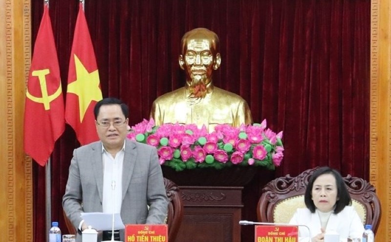 Chủ tịch UBND tỉnh Lạng Sơn (bên trái) yêu cầu địa phương chưa thực hiện tốt giải phóng mặt bằng rút kinh nghiệm. Ảnh: Langson.gov.vn