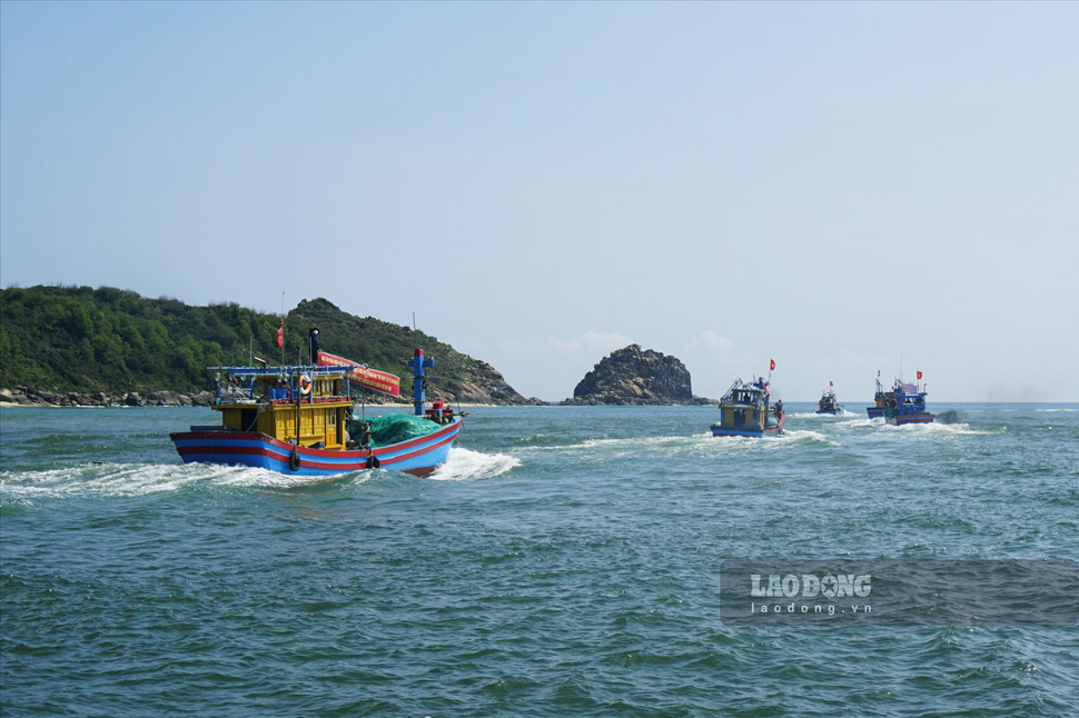 Tàu cá của ngư dân thị xã Hoài Nhơn ra khơi ngày Tết. Ảnh: Hoài Luân
