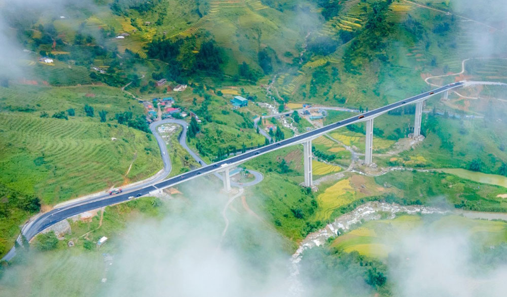 Tuyến đường nối cao tốc Nội Bài - Lào Cai đi Sa Pa chạy qua cầu cạn Móng Sến với trụ cao nhất Việt Nam. Ảnh: B.N