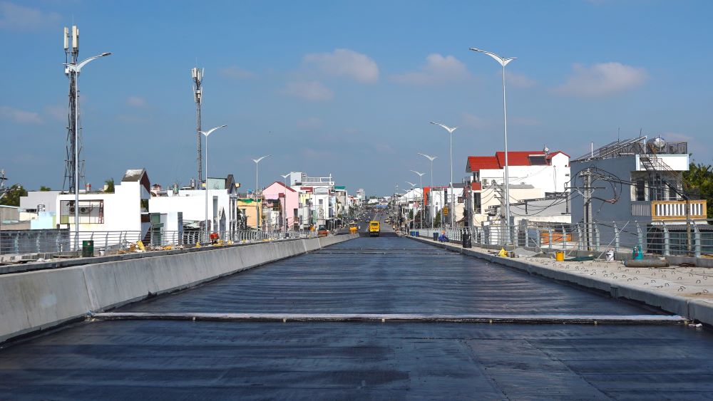 Cầu Trần Hoàng Na hoàn thành sẽ góp phần giúp kết nối giao thông đô thị giữa Quốc lộ 1A và các tuyến đường trung tâm của thành phố, giảm tải lưu lượng xe đi qua các tuyến đường chính và giảm tình trạng ùn ứ, kẹt xe vào giờ cao điểm.
