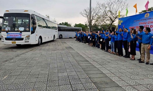 Liên Đoàn TP Đà Nẵng tổ chức 85 chuyến xe đưa đoàn viên, người lao động hoàn cảnh khó khăn về quê đón Tết. Ảnh: Văn Trực
