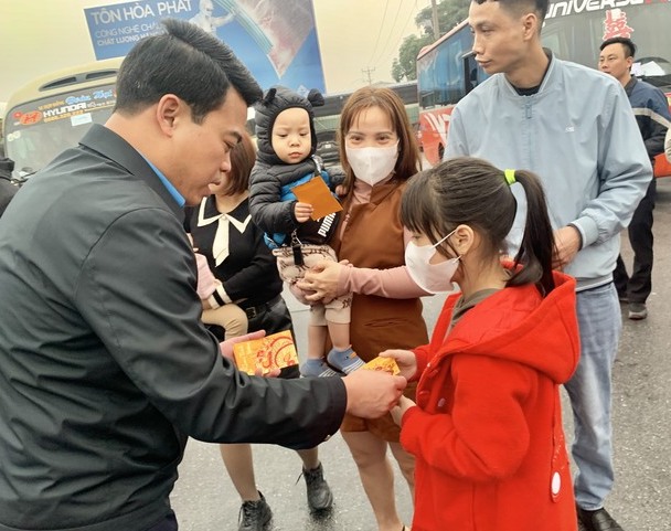 Ông Lê Quang Toản - Chủ tịch LĐLĐ tỉnh Hưng Yên tặng lì xì sớm cho con công nhân. Ảnh: Thu Nguyệt