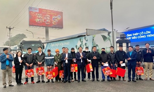 Lãnh đạo LĐLĐ tỉnh Hưng Yên tặng quà người lao động về quê đón Tết. Ảnh: Thu Nguyệt