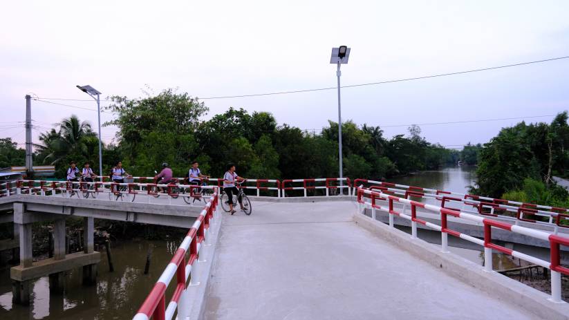 Buổi chiều trên cầu chữ Y kênh Đường Gỗ tại xã Phú Tân, huyện Châu Thành, tỉnh Hậu Giang do Quỹ XHTT Tấm lòng Vàng Lao Động tài trợ.  Ảnh: PHONG LINH