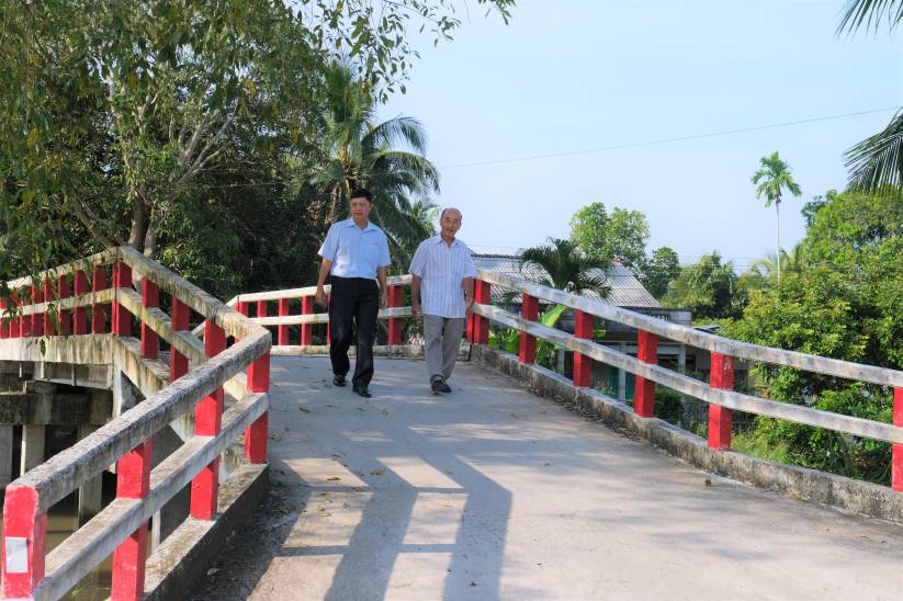 Người dân đi trên cầu Đìa Muồng, huyện Phong Điền, TP Cần Thơ.  Ảnh PHONG LINH