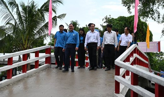 Chủ tịch Tổng LĐLĐVN Nguyễn Đình Khang cùng lãnh đạo Tổng LĐLĐVN, Báo Lao Động và lãnh đạo địa phương khánh thành 3 công trình cầu giao thông nông thôn do Quỹ XHTT Tấm lòng Vàng tài trợ.