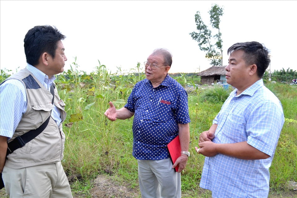 GS.TS Võ Tòng Xuân (giữa) trong lần đưa chuyên gia Nhật Bản khảo sát nông nghiệp ở U Minh (Cà Mau). Ảnh: Lục Tùng 