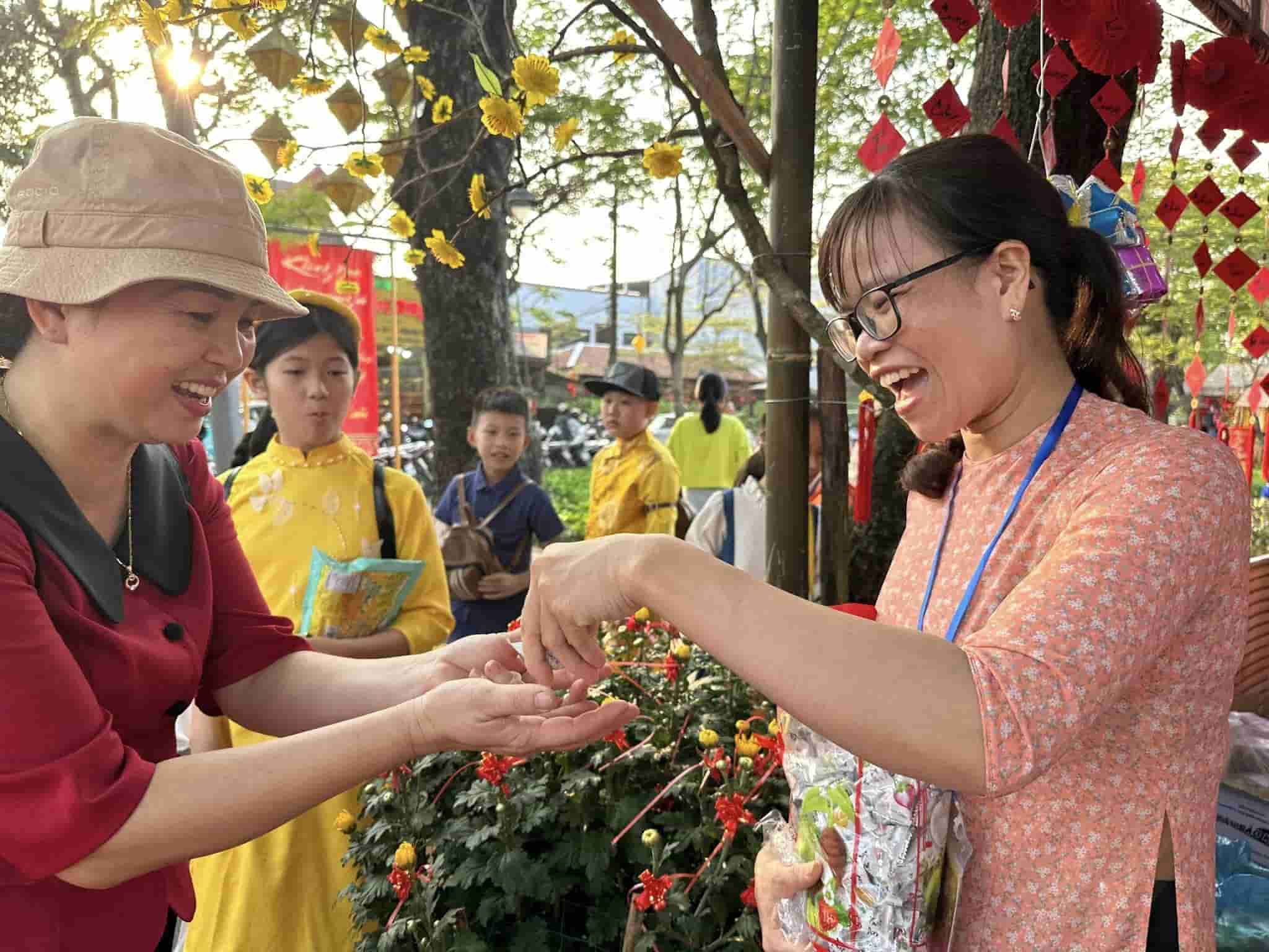 Gian hàng chợ Đông Ba, tham gia chương trình Tết Huế 2024, mời các du khách nhỏ dùng kẹo, nước do bà con tiểu thương ngành hàng bánh kẹo tài trợ