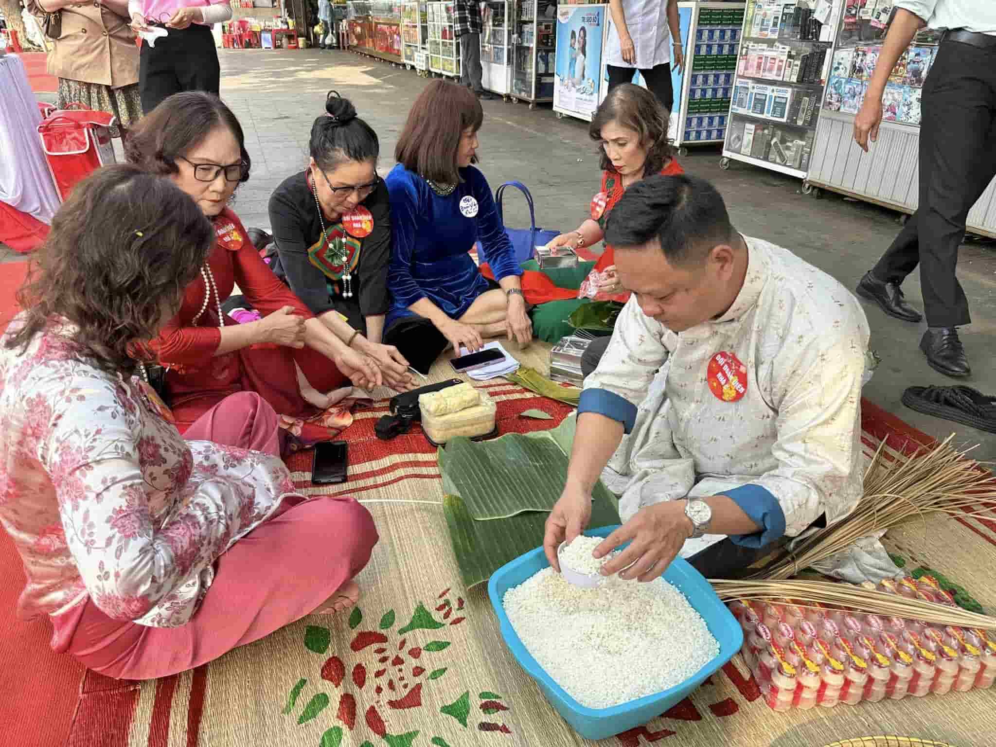 Tổ chức các chương trình làm mứt, gói bánh chưng để người dân, du khách đến với chợ Đông Ba được trải nghiệm ngày Tết cổ truyền của dân tộc. 