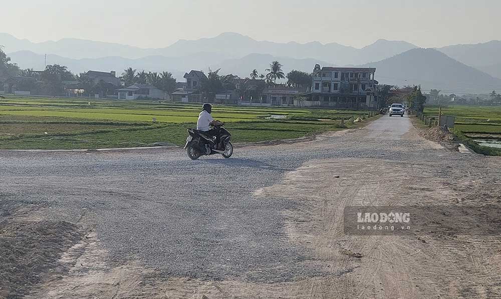Trước đó, để phục vụ việc triển khai Dự án Sân bay Điện Biên, ngày 26.2.2023, một tuyến đường dân sinh huyết mạch từ TP Điện Biên Phủ đi xã Thanh Luông, huyện Điện Biên và ngược lại đã bị đóng để thi công đường băng.