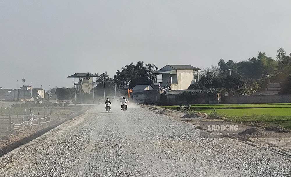 Tuy nhiên, đến nay 1 trong 2 dự án đường tránh vẫn chưa thể hoàn thành khiến hàng vạn người dân xã Thanh Luông, huyện Điện Biên hằng ngày vẫn phải ngậm ngùi đi trên đoạn đường bụi bay mù mịt.