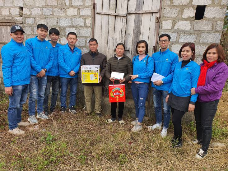 Công đoàn cơ sở Công ty Luxshare ICT Việt Nam trao quà tới người thân của người lao động có hoàn cảnh khó khăn. Ảnh: NVCC