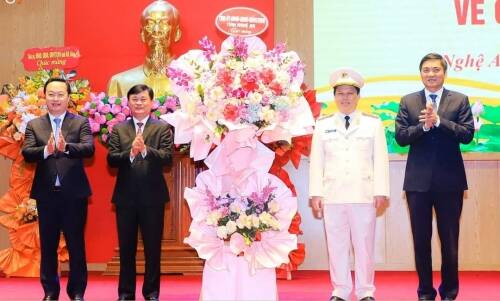 Lãnh đạo Thường trực Tỉnh uỷ Nghệ An tặng hoa chúc mừng Đại tá Bùi Quang Thanh giữ chức vụ Giám đốc Công an tỉnh Nghệ An. Ảnh: Quang Đại

