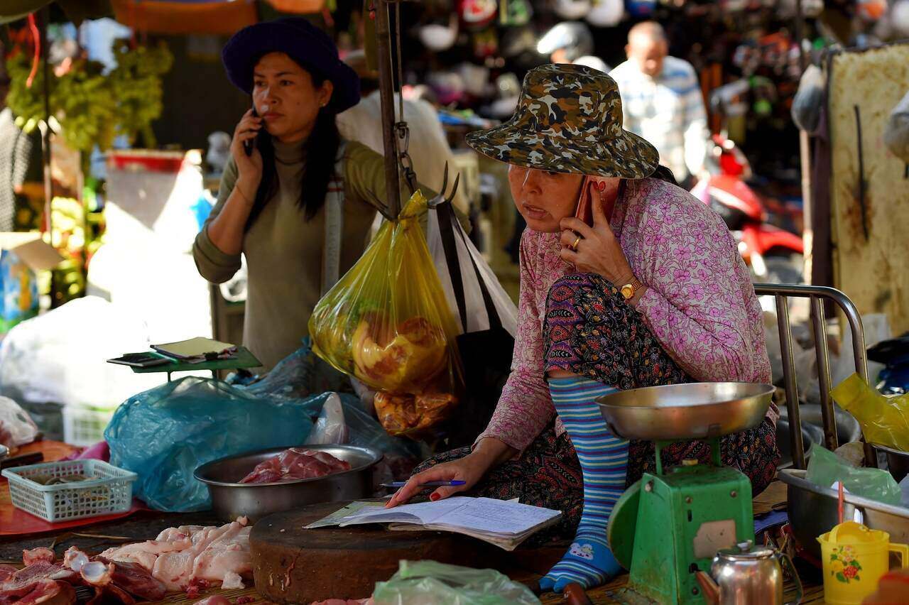 Không chỉ các siêu thị và cửa hàng lớn mới có dịch vụ giao hàng online. Các tiểu thương ở chợ truyền thống cũng đang bắt kịp xu hướng ở quy mô nhỏ hơn. Ảnh: AFP