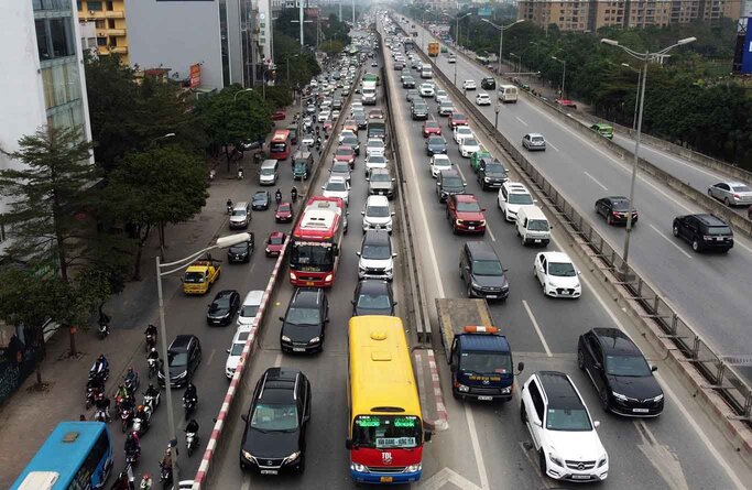 Đường vành đai 3 trên cao ùn tắc nghiêm trọng từ đoạn nút giao Đại lộ Thăng Long hướng về Linh Đàm, nhiều thời điểm các xe không di chuyển. Ảnh: Tô Thế.
