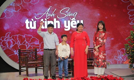 Gia đình khiếm thị anh Đỏ, chị Thương tham gia chương trình "Trạm yêu thương". Ảnh: VTV