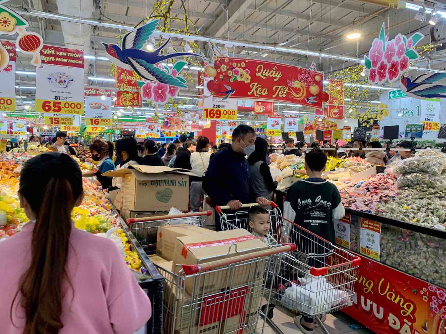 Các siêu thị, trung tâm thương mại lớn luôn trong tình trạng đông đúc, quá tải khách hàng. Ảnh: Nhật Minh