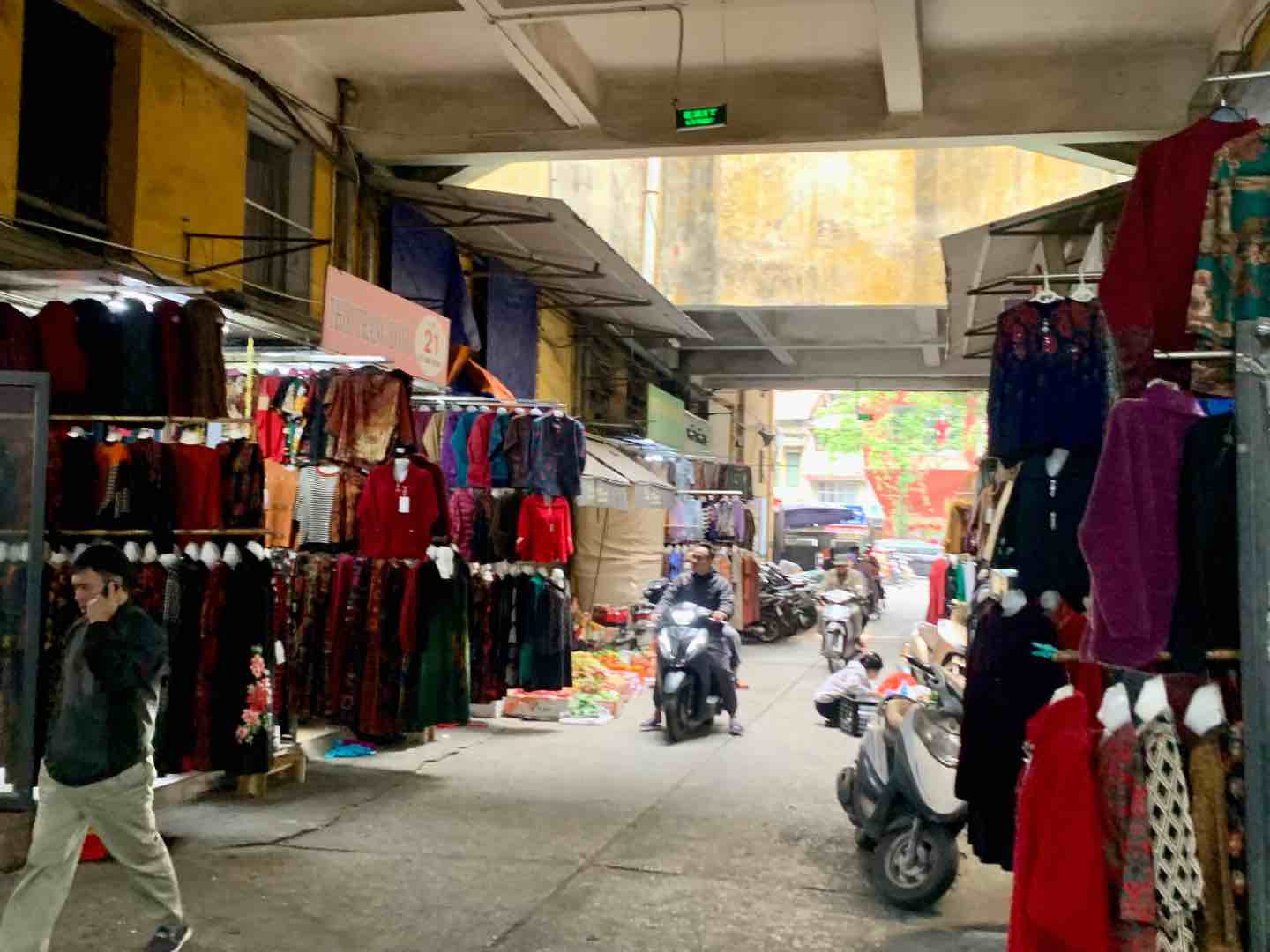 Khung cảnh ảm đạm, vắng vẻ tại chợ Hôm (Hai Bà Trưng, Hà Nội). Ảnh: Nhật Minh