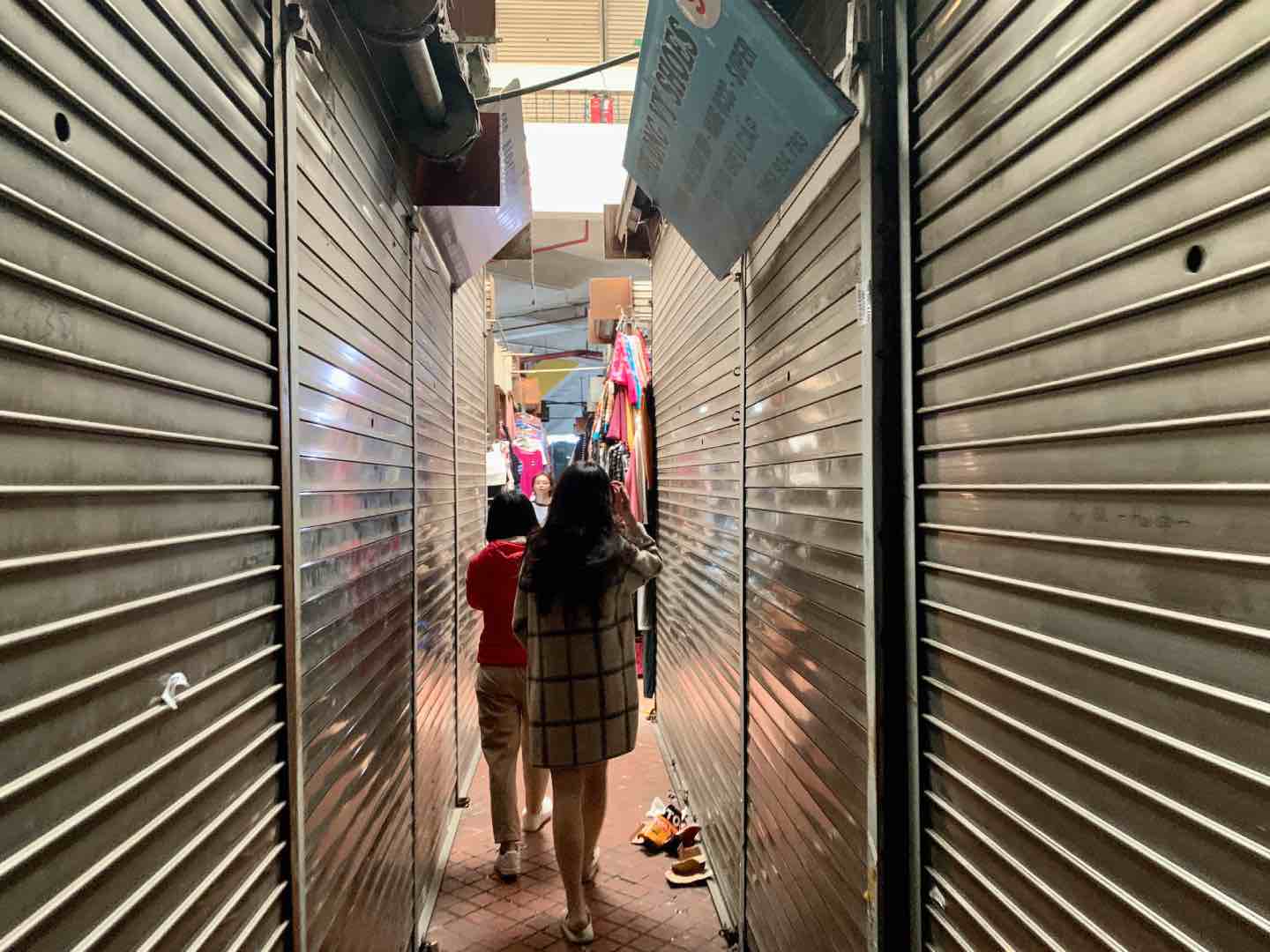 Hàng loạt kiốt đóng cửa chờ người thuê tại chợ Hôm. Ảnh: Nhật Minh