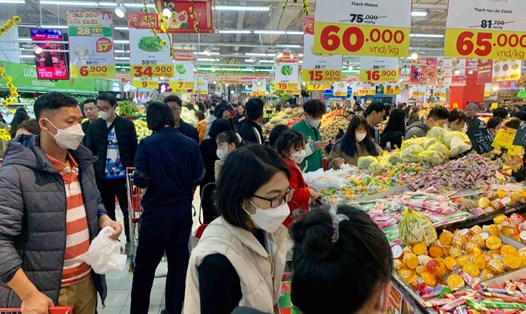 Những ngày cận Tết, các siêu thị lớn luôn đông kín khách hàng mua sắm. Ảnh: Nhật Minh