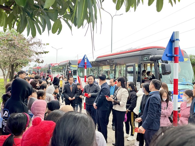 Các đồng chí lãnh đạo trao lì xì cho các cháu là con đoàn viên, công nhân lao động tham dự chương trình. Ảnh: Hạnh Chi.  