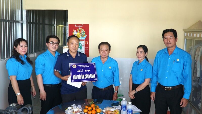 Nguyễn Hữu Phước vui mừng đoán nhận Mái ấn công đoàn những ngày cận Tết Giáp Thìn. Ảnh: Nhật Hồ