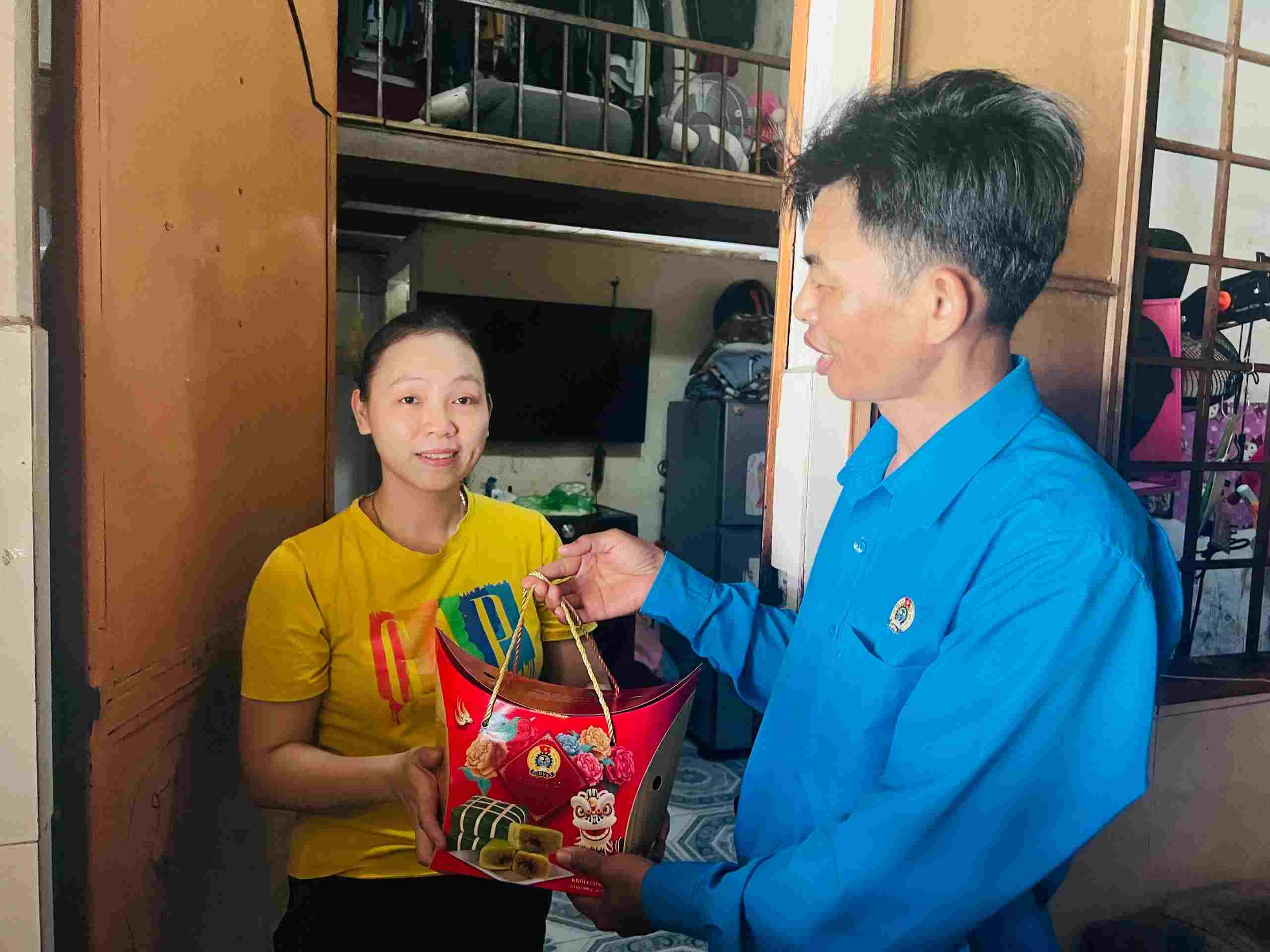 Ông Trần Ngọc Vân - Phó Chủ tịch Công đoàn Các khu công nghiệp Bình Dương - đến phòng trọ tặng bánh chưng cho công nhân ở lại Bình Dương ăn Tết.