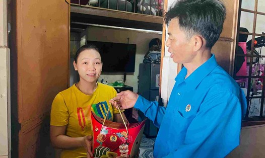 Ông Trần Ngọc Vân - Phó Chủ tịch Công đoàn Các khu công nghiệp Bình Dương - đến phòng trọ tặng bánh chưng cho công nhân ở lại Bình Dương ăn Tết.