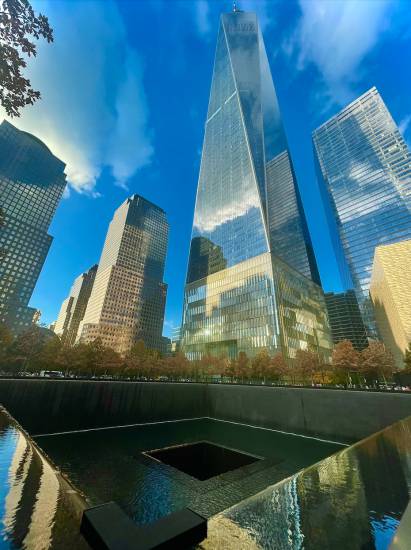 Ground Zero và Tòa tháp Trung tâm Thương mại Thế giới Một (tòa cao nhất) ở New York. Ảnh: NGỌC VÂN