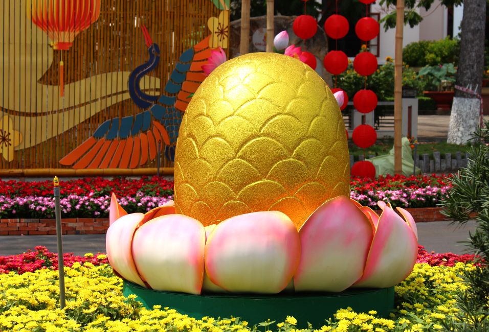Và có cả trứng rồng vàng ngự trên tòa sen, vừa tạo ấn tượng lạ, vừa như lời cầu mong mọi việc đều tròn đầy, viên mãn trong năm con rồng. Ảnh: Lục Tùng