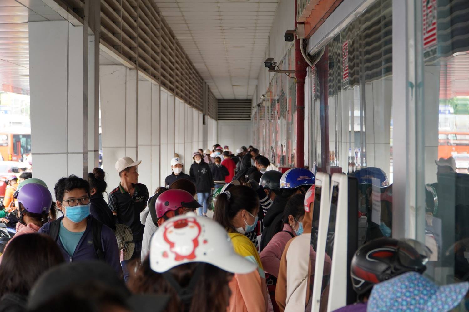 Thống kê trong ngày, tại bến có hơn 2.000 lượt xe xuất phát với khoảng 65.000 khách, gấp hơn hai lần ngày thường, tăng 10% so với cùng kỳ năm ngoái.  Lượng khách tăng cao khiến nhiều chặng về miền Tây đã hết vé giường nằm khiến nhiều người phải chuyển qua mua ghế ngồi. Trong đó, một số hãng xe như Phương Trang, doanh nghiệp chiếm hơn 50% tổng lượng khách ở bến Miền Tây, chiều nay thông báo đã không còn vé giường nằm một số tỉnh như Kiên Giang, Cà Mau, Sóc Trăng, Long Xuyên…