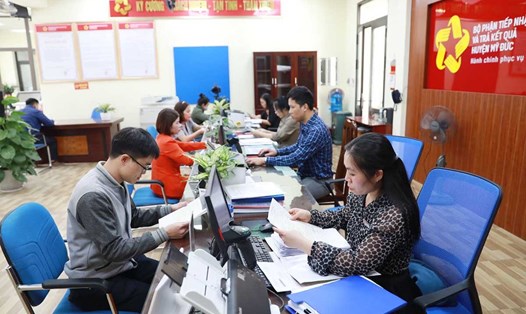 Giải quyết thủ tục hành chính cho người dân tại Bộ phận Một cửa của UBND huyện Mỹ Đức, Hà Nội. Ảnh: Quang Thái