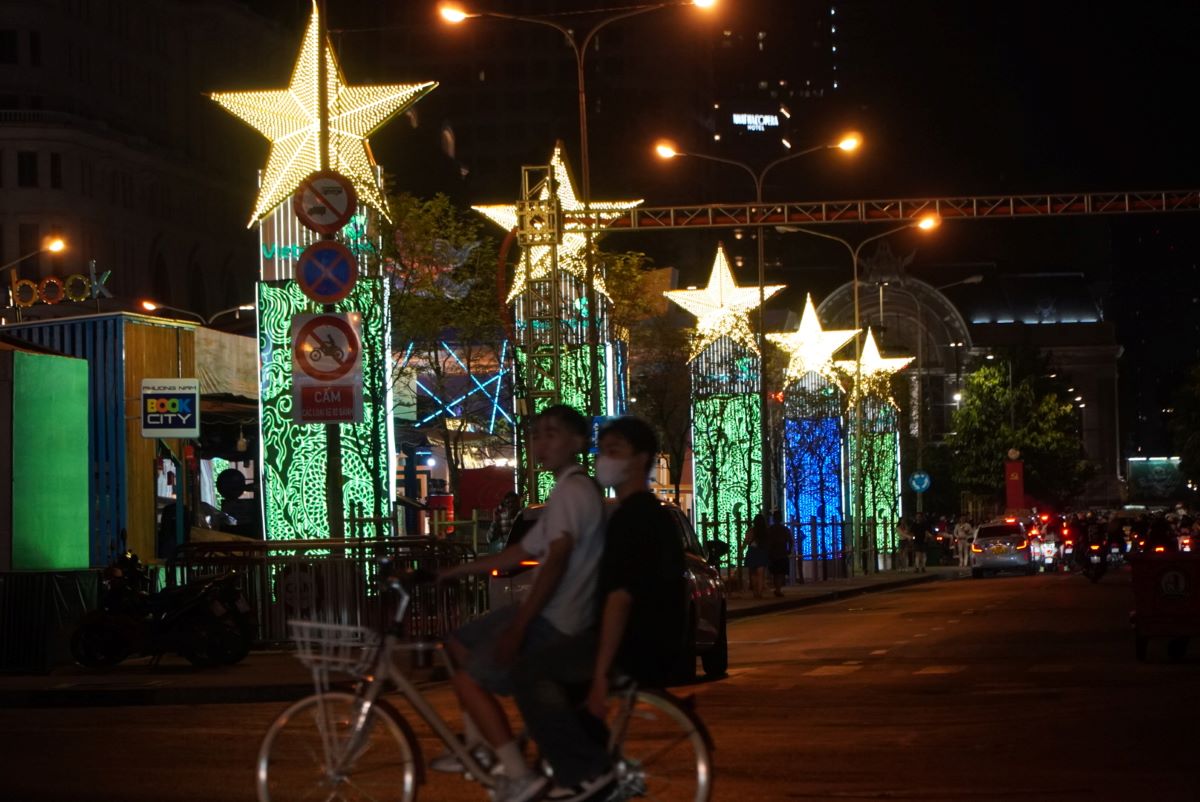 Đường Lê Lợi lung linh ánh đèn nghệ thuật với biểu tượng ngôi sao đón chào năm mới.